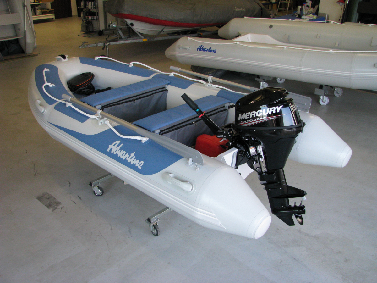 Lodní motor Mercury F9.9M na motorovém člunu RIB Adventure V-345 v limitované edici. S takovým člunem budete doslova létet.