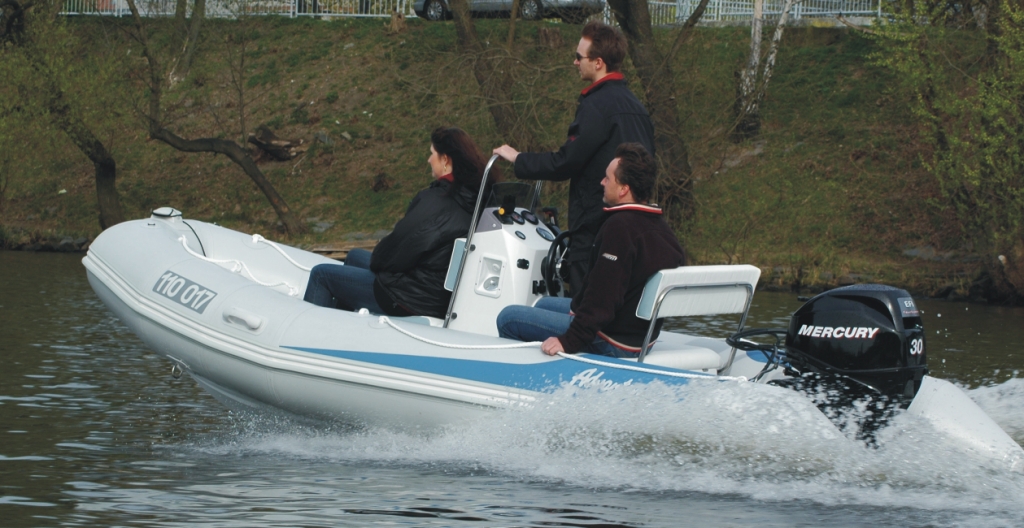 Plně vybavený člun Adventure V-450 EVO Luxury se čtyř taktním lodním motorem Mercury