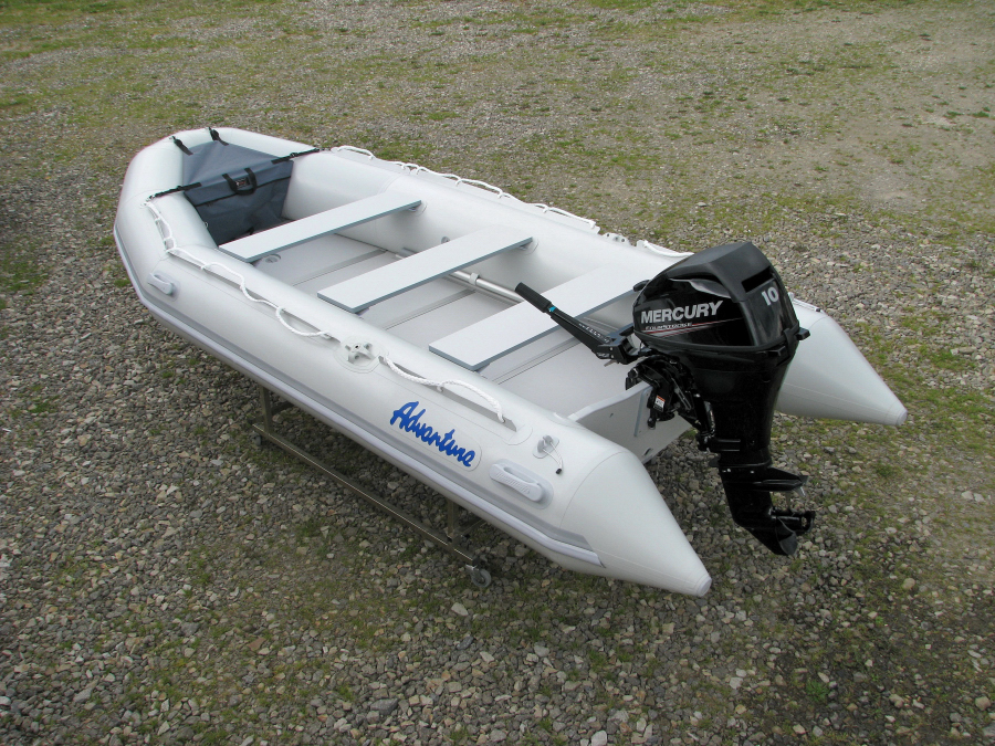 Nafukovací člun Adventure M-400 s nově představeným lodním motorem na českém trhu Mercury F10