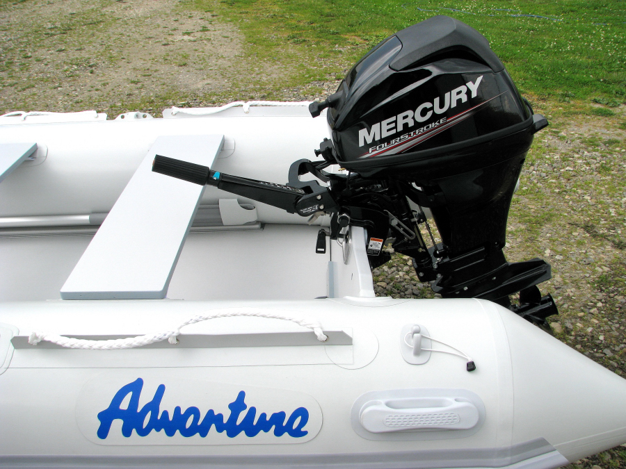 Novinka od Mercury v podobě lodního motoru F10 již na zádi nafukovacího člunu Adventure M-400, který snese také všechny větší modely stejné konstrukce, tj. F15 a F20. Když jste náročnější, tak i F25 EFI.