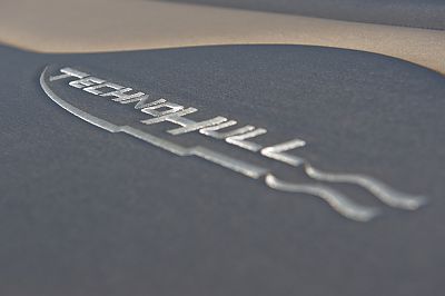 Značka Technohull zosobňuje ideál rychlosti, bezpečnosti a nejvyšší možné kvality v dílenském a koncepčním zpracování lodí, u kterých běžná cestovní rychlost převyšuje obvyklou maximálku 99% všech ostatních lodí