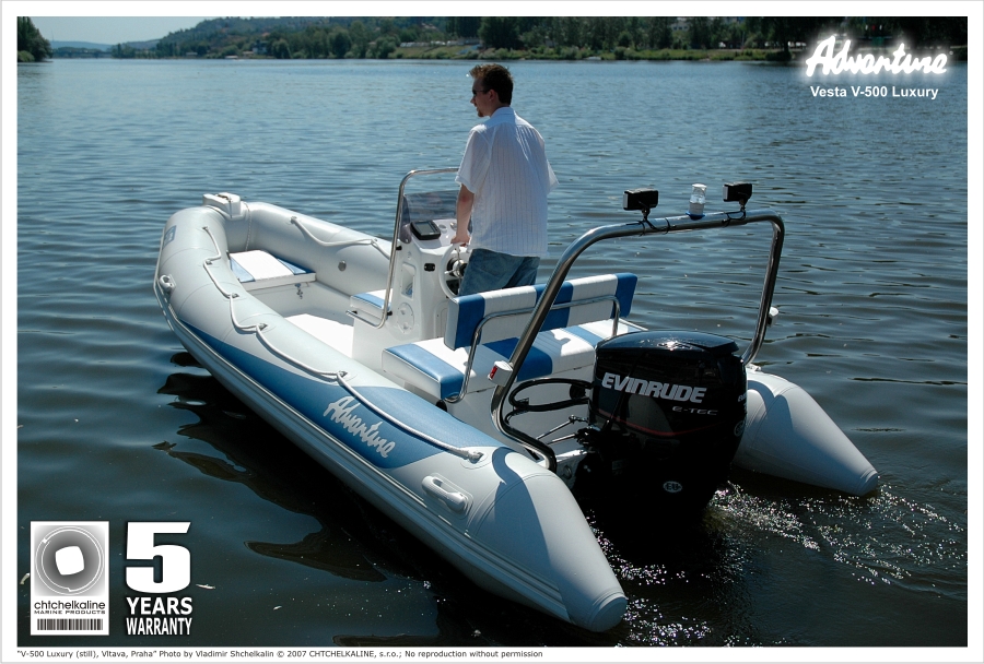 Nafukovací motorový člun Adventure V-500 EVO Luxury s lodním motorem Evinrude E-TEC E75 DPL a volitelnou výbavou v podobě nerezového rámu s osvětlením, přídního polstrování, sonarem a kotvícím platem na přídi.
