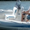 Nafukovací člun Adventure V-500 s lodním motorem Evinrude E-TEC o výkonu 75 HP, kompletace Evolution Luxury s jednoduchým nerezovým rámem