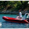Ať už bude vaše V-500 Luxury jakkoli dovybavena oproti standardní nabídce, ovládání člunu bude vždy pohodlné a snadné.