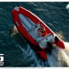 Letecký pohled na člun Adventure V-500 EVO Luxury s laminátovým obloukem Baraccuda a přídní opalovací plochou.