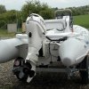Motorový člun RIB's Adventure V-450 STD Luxury na klíč s lodním motorem Evinrude E-TEC E40 DSL. Volitelnou výbavu tvoří skládací sluneční stříška bimini, sonar, přídní polstrování, kotvící plato a vestavěná palivová nádrž s bočním zaléváním.