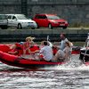 Nafukovací motorový člun Adventure V-500 EVO Luxury s lodním motorem Evinrude E-TEC E75 DPL a volitelnou výbavou v podobě nerezového rámu s osvětlením, přídního polstrování, sonarem a kotvícím platem na přídi.