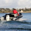 Nafukovací motorový člun RIB Adventure V-610 s konzolou řízení SL-2H, podpěrnou sedačkou kapitána SLS-4 a širokou zadní sedačkou SLS-5