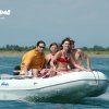 Nafukovací člun Adventure M-360(B) s lodním motorem Mercury o výkonu 15 koní v jízdě ve skluzu
