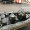 Paluba člunu RIB Adventure V-650 HD CRUISE s konzolou SL-3N a vertikální opěrkou kapitána SLS-8