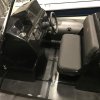 Detailní pohled na vertikální opěrku kapitána SLS-8 s výklopným sedákem. Volitelné polstrování Carbon Black