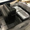 Detailní pohled na vertikální opěrku kapitána SLS-8 s výklopným sedákem. Volitelné polstrování Carbon Black