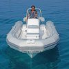 Nafukovací motorový člun Adventure V-650 s konzolou SL-2 umístěnou uprostřed. Polstrování PVC Valmex ROUGH SKIN 1000 g/m2