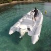 Pohled na záď s integrovanou koupací plošinou člunu RIB Adventure V-650 ve výbavě CRUISE