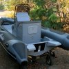 Nafukovací člun RIB Adventure V-585 ve verzi PROFI s konzolou řízení SL-2H a opěrkou kapitána SLS-4. Člun je dále vybaven koupacími plošinami kolem motoru a polstrováním kotevní schránky