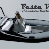 Motorový člun třídy RIB Adventure Vesta V-550 Luxury. Možností volitelné výbavy je bezpočet, zde se sedačkou se zabudovaným nerezovým rámem pro osvětlení.