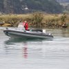 Nafukovací motorový člun RIB Adventure V-610 s konzolou řízení SL-2H, podpěrnou sedačkou kapitána SLS-4 a širokou zadní sedačkou SLS-5