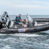 Nafukovací motorový člun Adventure V-650 Heavy Duty ve výbavě Cruise, vybavený konzolou SL-3, jockey sedačkami SLS-6 a rámem na tažení lyžařů