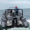 Nafukovací motorový člun Adventure V-650 Heavy Duty ve výbavě Cruise, vybavený konzolou SL-3, jockey sedačkami SLS-6 a rámem na tažení lyžařů